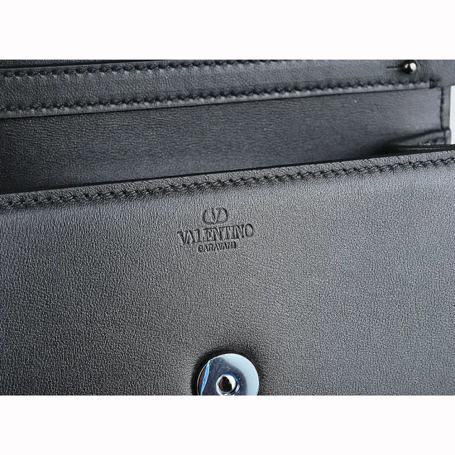 【VALENTINO 范倫鐵諾】VALENTINO GARAVANI LOCO簍空立體黑字LOGO設計小牛皮磁扣肩背斜背包(黑)