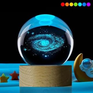 【A-ONE 匯旺】七彩3D雕刻水晶球夜燈 宇宙 銀河系 小夜燈 木底座 桌面 LED暖光夜燈
