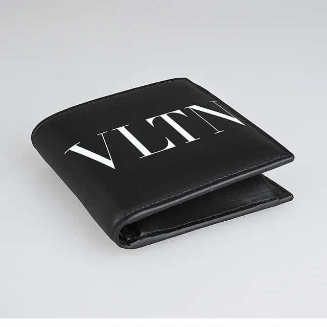 【VALENTINO 范倫鐵諾】VALENTINO GARAVANI 簡約燙印白字LOGO設計牛皮4卡對折短夾(黑x白)