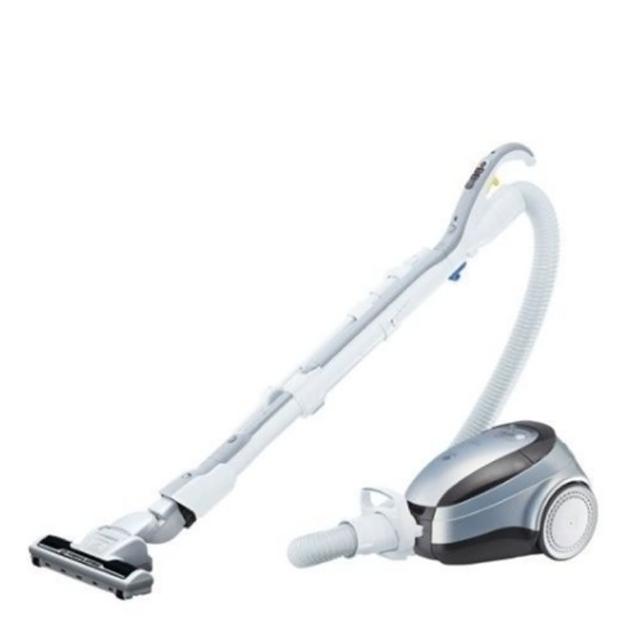  HITACHI 日立 CVSK11T 圓筒式吸塵器，採用日本原裝製造，銀色系設計優雅，適合110V電壓使用。搭載0.4L大容量集塵筒，重量僅5kg（含標準附屬品），尺寸330×255×219 mm，輕鬆清潔家居。具BSMI認證（R31270），提供1年保固，強勁吸力有線款式，理想的家用圓筒真空吸塵器選擇。 