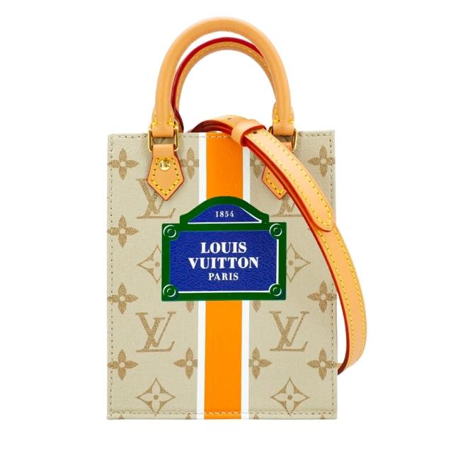 全新 LOUIS VUITTON 路易威登 M23615 琴譜包，卡其色系與黃色系選擇，帆布外層搭配紡織襯裡內層，附有防塵袋、背帶與影證。開放式開合設計，內附貼袋，適合女性日常使用，專櫃購入商品，無內部與外部夾層，無底珠，不適用A4檔案。