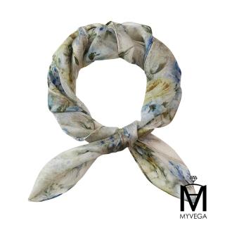【MYVEGA 麥雪爾】MA飄逸蝴蝶花朵印花絲巾-卡其
