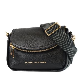 【MARC JACOBS 馬克賈伯】寬背帶荔枝紋拉鍊暗層磁吸釦翻蓋斜揹包-黑色