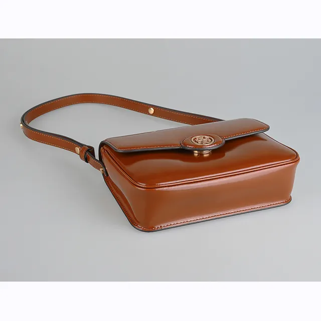 【TORY BURCH】TORY BURCH Robinson古銅金LOGO漆面牛皮翻蓋磁釦式斜背/肩背豆腐包(深赭棕)