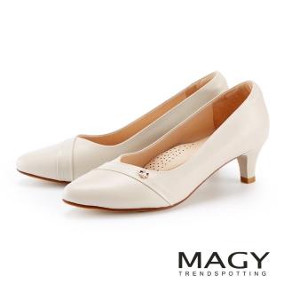 【MAGY】典雅V口真皮尖頭中跟鞋(米色)