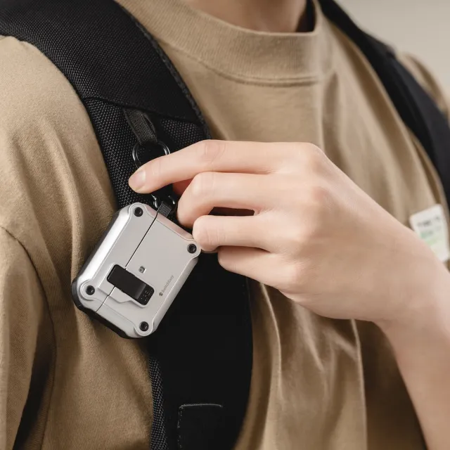 【MAGEASY】Rugged Shield AirPods Pro 2/1 耳機保護殼(按壓磁鐵鎖扣安全便利)