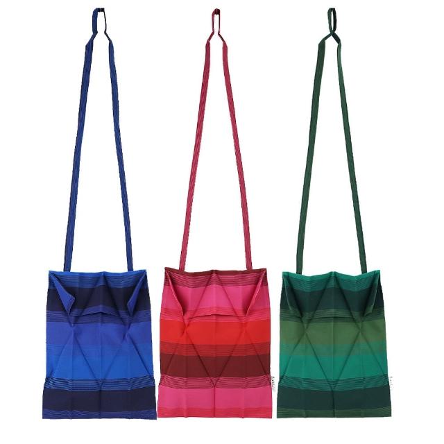 【ISSEY MIYAKE 三宅一生】ME 漸層條紋褶紋斜背包(多色選/展示品)