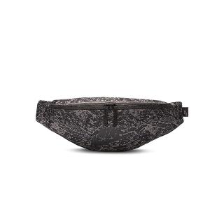 【NIKE 耐吉】HERTGE WSTPCK-SNAKE 黑斑紋色 斜揹包 運動小包 腰包 HJ8365-289