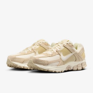【NIKE 耐吉】運動鞋 慢跑鞋 休閒鞋 女鞋 男鞋 W NIKE ZOOM VOMERO 5 卡其色 奶茶 y2k 復古(HQ0458200)