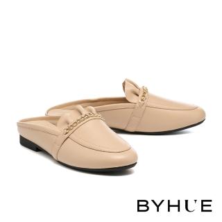 【BYHUE】別致時尚感鍊條抓皺羊皮軟芯Q底穆勒低跟拖鞋(米)