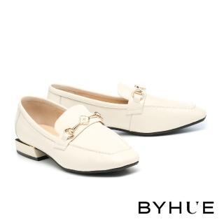 【BYHUE】時尚質感LOGO小花馬銜釦全真皮樂福方頭低跟鞋(白)