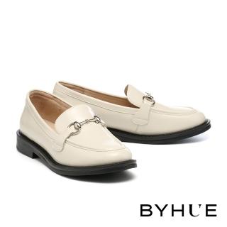 【BYHUE】日常質感馬銜釦牛油皮軟芯微Q底樂福低跟鞋(米白)