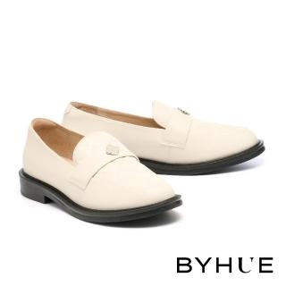 【BYHUE】別致復古感LOGO小花牛皮軟芯微Q底樂福低跟鞋(米白)