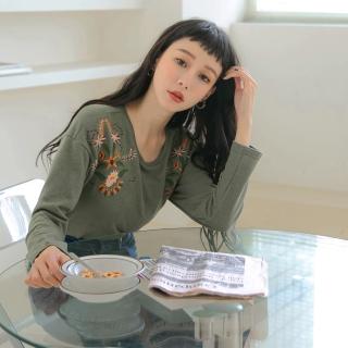 【OB 嚴選】細緻花草刺繡長袖針織上衣 《AB16480》