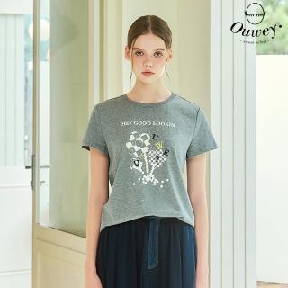 【OUWEY 歐薇】幾何格刺繡文字印花純棉上衣(灰；S-L；3252151201)