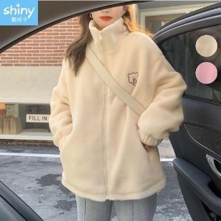 【Shiny 藍格子】小熊後字母刺繡寬鬆羊羔毛立領長袖外套 V3923 現+預(女裝)