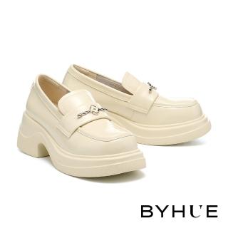 【BYHUE】簡約質感LOGO小花釦牛軟漆皮樂福軟芯厚底鞋(米白)