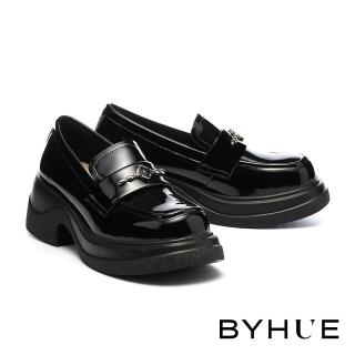 【BYHUE】簡約質感LOGO小花釦牛軟漆皮樂福軟芯厚底鞋(黑)