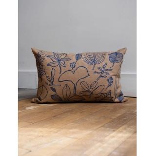 【北歐瑞典 FINE LITTLE DAY】MOGU TAKAHASHI聯名刺繡抱枕套38x58(BOTANIC BROWN樹葉棕底藍線-臺灣總代理)