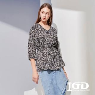 【IGD 英格麗】速達-網路獨賣款-個性印花V領荷葉上衣(灰色)