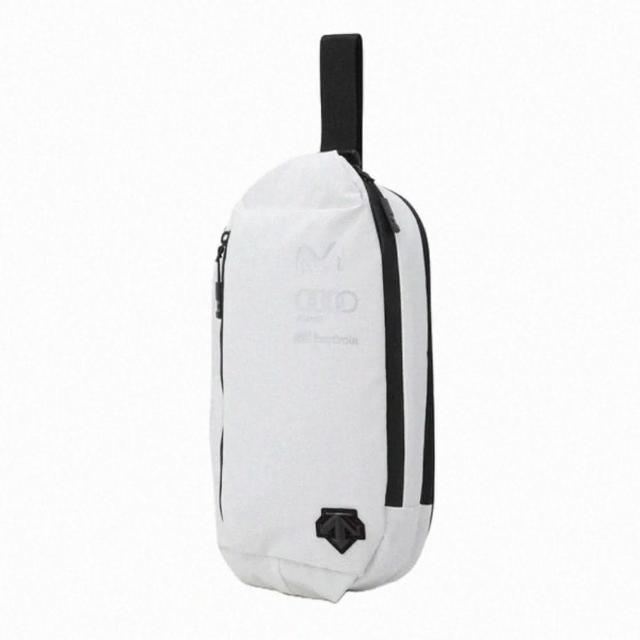 【DESCENTE】SPAIN SKI TEAM BIG SLING BAG 中性 斜背包(黑色/白色)