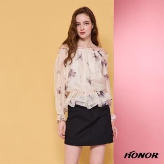 【HONOR 山形屋】優雅微緞光暈染荷葉邊一字領上衣-米白