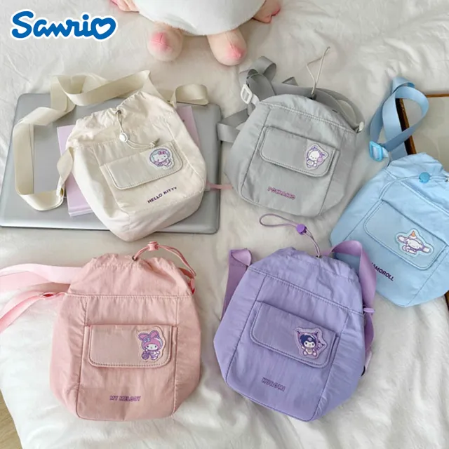 【SANRIO 三麗鷗】雙11 三麗鷗家族抽繩斜背包(酷洛米/凱蒂貓/美樂蒂/大耳狗/帕恰狗)