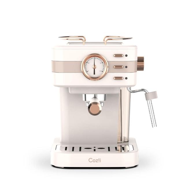  Coz!i 廚膳寶 CO-280K 半自動義式咖啡機，採用 20Bar 高壓幫浦，輕鬆沖泡濃鬱義式咖啡，適合 5 人以下家庭使用。機身尺寸 221x276x298mm，塑膠 PP 材質輕巧耐用，水箱容量 1-1.5 公升，110V 電壓與 900-1000W 功率，中國製造並具 BSMI R46121 認證，1 年保固。白色系設計美觀，操作簡單，是家用咖啡機的理想選擇，讓您在家享受專業級咖啡風味。 