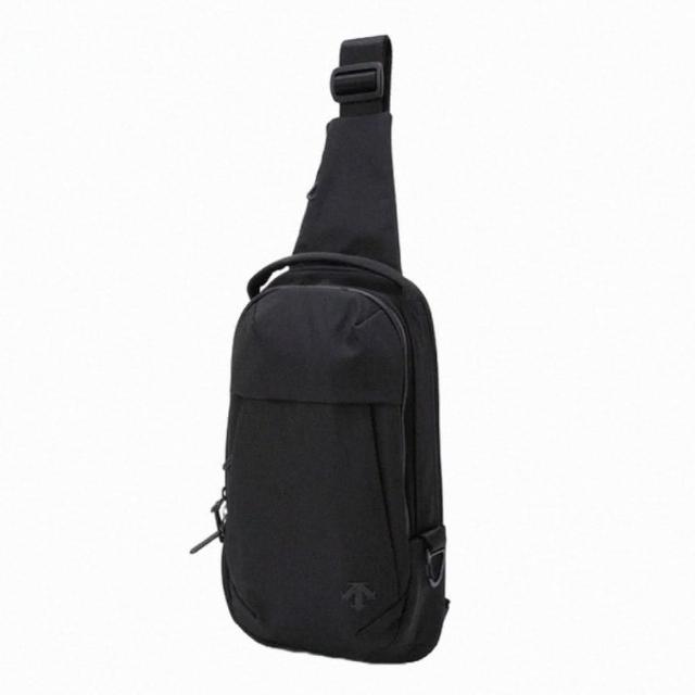 【DESCENTE】DUALIS SLING BAG 中性 運動斜背包(米色/黑色)