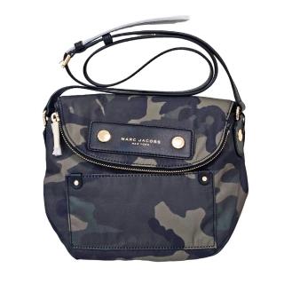 【MARC JACOBS 馬克賈伯】MJ 尼龍迷彩磁吸釦翻蓋馬鞍包小豬包(贈原廠紙袋)