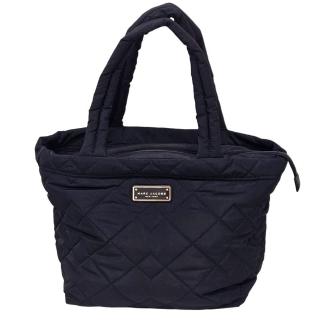 【MARC JACOBS 馬克賈伯】金牌LOGO 尼龍菱格紋手提袋單肩包 大款(黑色送禮)