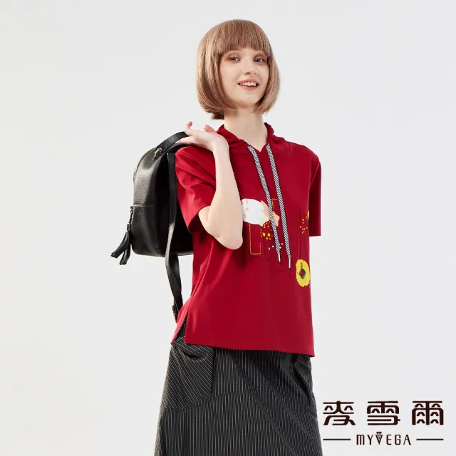 【MYVEGA 麥雪爾】立領抽繩塗鴉風上衣-暗紅(復古T/)