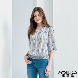 【MYSHEROS 蜜雪兒】造型雪紡上衣 珍珠飾V領 法式抽象線條印花(藍)