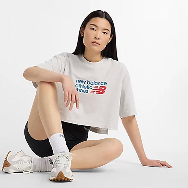 【NEW BALANCE】NB 美式短版上衣 運動 休閒  短版 美規 女 灰白(WT51908AHH-F)