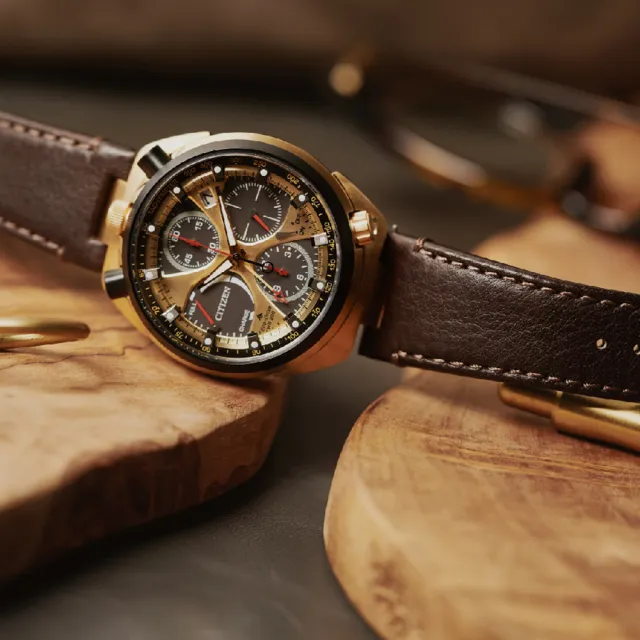 【CITIZEN 星辰】PROMASTER Tsuno Chrono 50週年限定款光動能三眼計時錶-44.5mm(AV0072-01X)