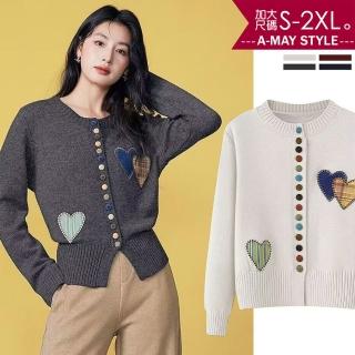 【Amay Style 艾美時尚】中大尺碼女裝 毛衣 上衣 韓系愛心刺繡繽紛釦學院風針織衫外套。S-2XL(4色.預購)