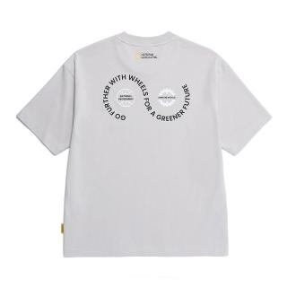 【國家地理服飾官方旗艦】男女同款 ECO 微寬鬆印花T恤 單車綠行動 - 銀灰色