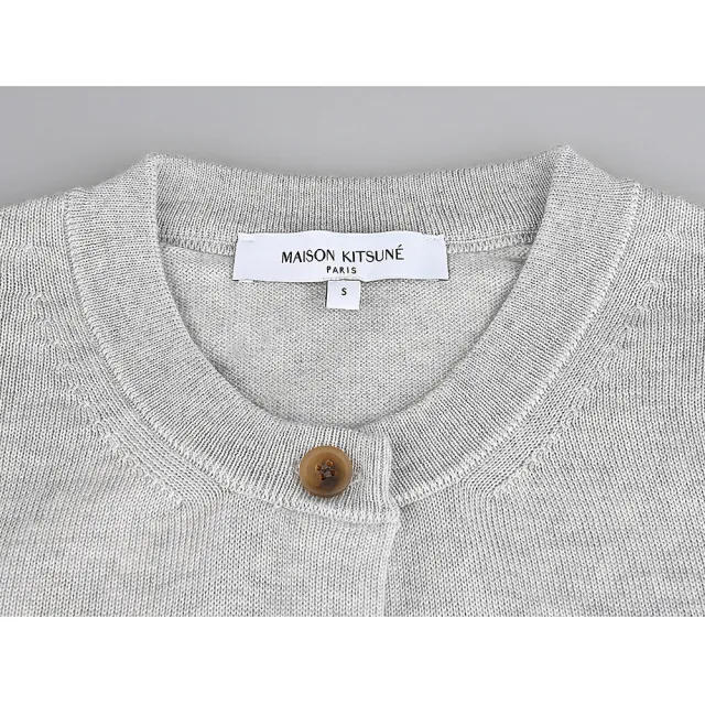 【Maison Kitsune】MAISON KITSUNE狐狸頭LOGO羊毛6鈕釦長袖圓領開襟衫(女款/淺灰)