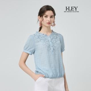 【ILEY 伊蕾】荷葉邊蕾絲花朵排釦上衣(淺藍；M-XL；1252021025)