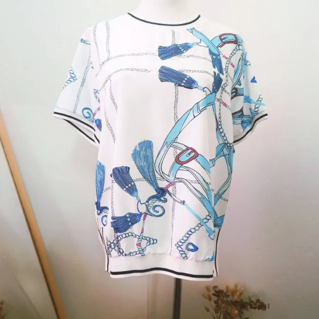 【YUTZUYA 優姿雅】明晰清藍皮鍊印花寬版上衣(圓領/寬版/上衣/印花/柔軟面料＿)