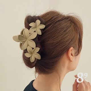 【89 zone】法式復古鏤空三朵花 髮飾 頭飾 飾品 盤發器 造型器 馬尾夾 邊夾 鯊魚夾 抓夾 髮夾 1 入(黑/咖)
