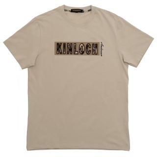 【金安德森】男裝短袖上衣-圓領素T 品牌LOGO字母刺繡(淺卡其色)