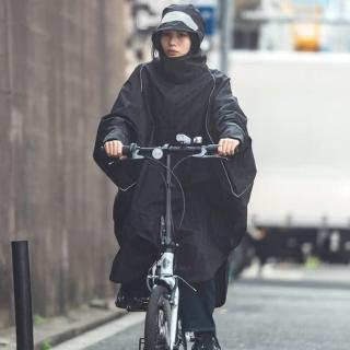 【KIU】日本 機車/自行車鴨舌帽緣 聽覺能見度支援 風衣式雨衣 男女適用(407-235 夜光格紋-黑)