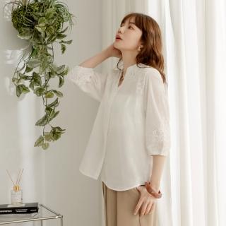 【OB 嚴選】純棉V領蕾絲雕花七分泡泡袖開襟上衣 《AB19448》