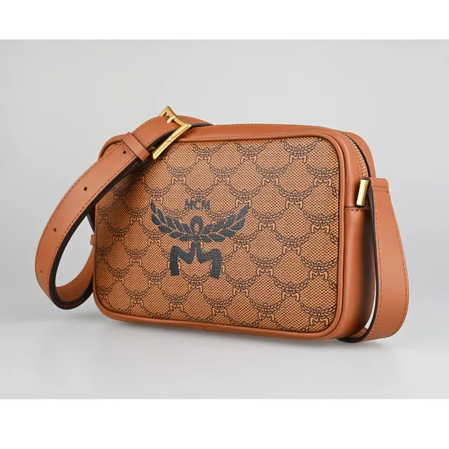 【MCM】MCM HIMMEL簡約燙印黑字LOGO滿版印花設計塗層帆布拉鍊斜背包(棕)