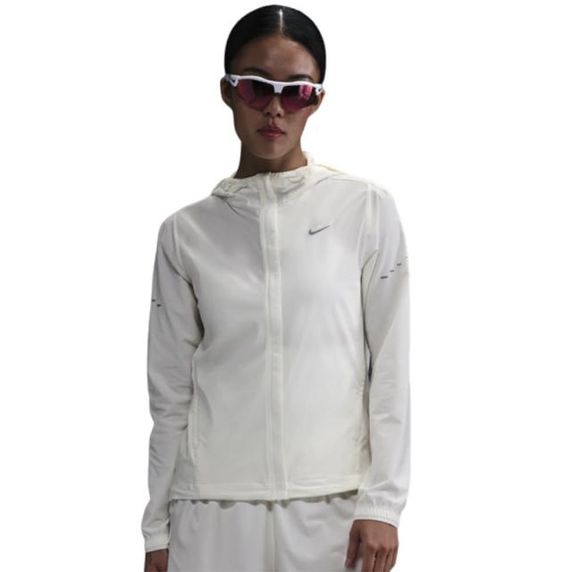 【NIKE 耐吉】外套 女 連帽運動外套 防潑水 AS W NK SWIFT RPL PKBL JKT 米白 HQ0651-133
