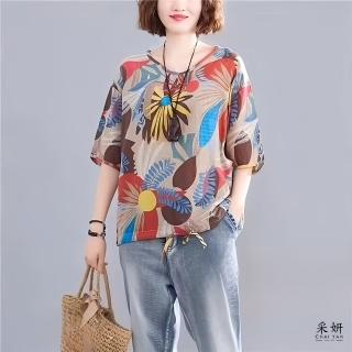 【CHAI YAN 採妍】夏日風格圖樣V領短袖上衣(春夏新款上衣-65-78公斤可穿)