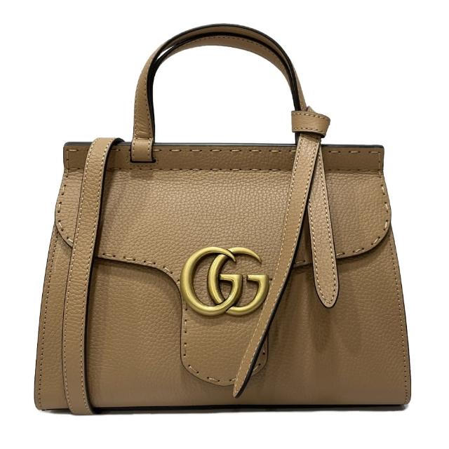 GUCCI古馳 779796 經典復古 LOGO 暗釦手拿斜揹包，採用高質感牛皮製成，呈現復古時尚風格。設計簡約大方，適合日常搭配，並配有內袋空間，方便收納小物。兩用設計，可手提或肩背，實用與時尚兼具，為女性日常出勤或休閒時的理想選擇。