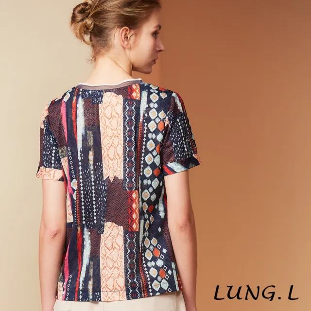 【LUNG.L 林佳樺】LR58A 藍色圖騰印花下擺綁結短袖上衣(春夏新品)
