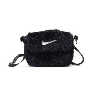 【NIKE 耐吉】Nike Sustainable Materials 斜揹包 絨毛 黑色 小包 人造皮草 FZ1329-010
